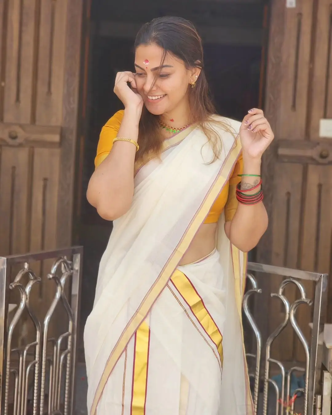 ANUSREE NAIR WEARING BEAUTIFUL EARRINGS JEWELLERY WHITE SAREE YELLOW BLOUSE